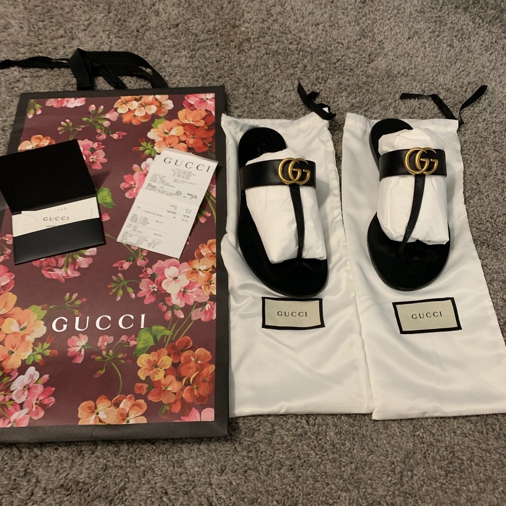 Gucci leather thong sandals with double G